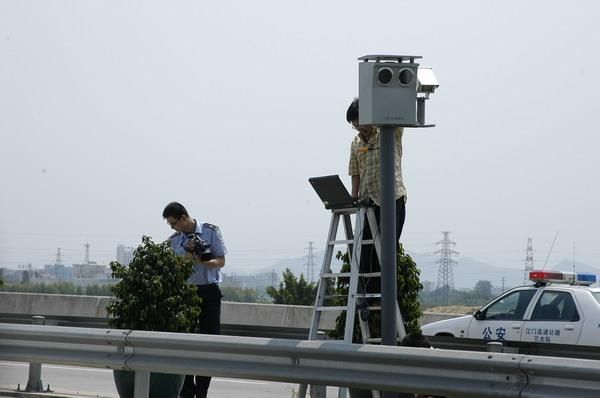 高速接口测试设备（高速路口常见测速装置）