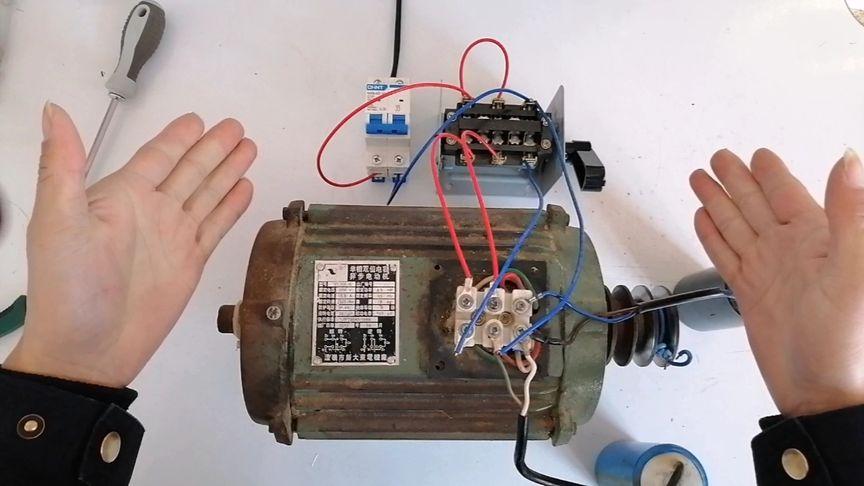 电机逆反转怎么接电容（电机逆反转怎么接电容的）