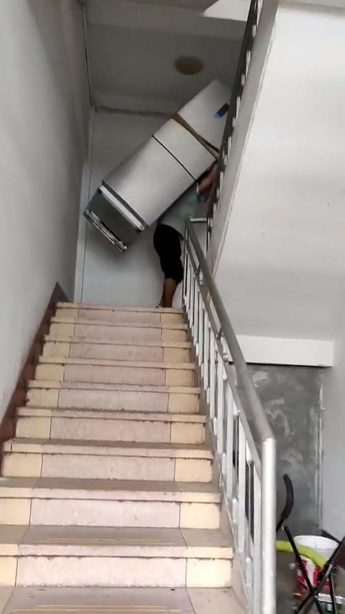 冰箱怎么背上楼视频（冰箱怎么背下楼视频）