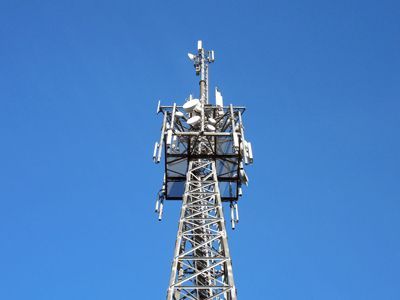 信号塔上的设备（信号塔上的设备怎么安装的）-图1