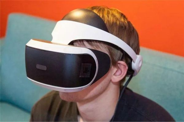 虚拟头戴设备（在虚拟现实技术中头戴式显示器属于什么设备）