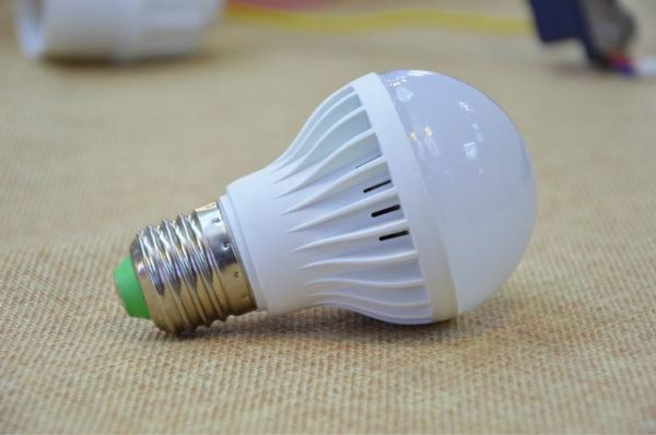 led灯泡9w标准（led9w灯泡相当于普通灯泡多少度）-图3